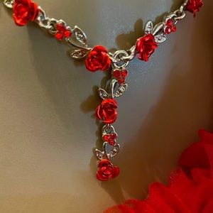 ♥️ GORGEOUS BRIGHT METALLIC RED NECKLACE w/ etched Leaves on silver tone chain!
